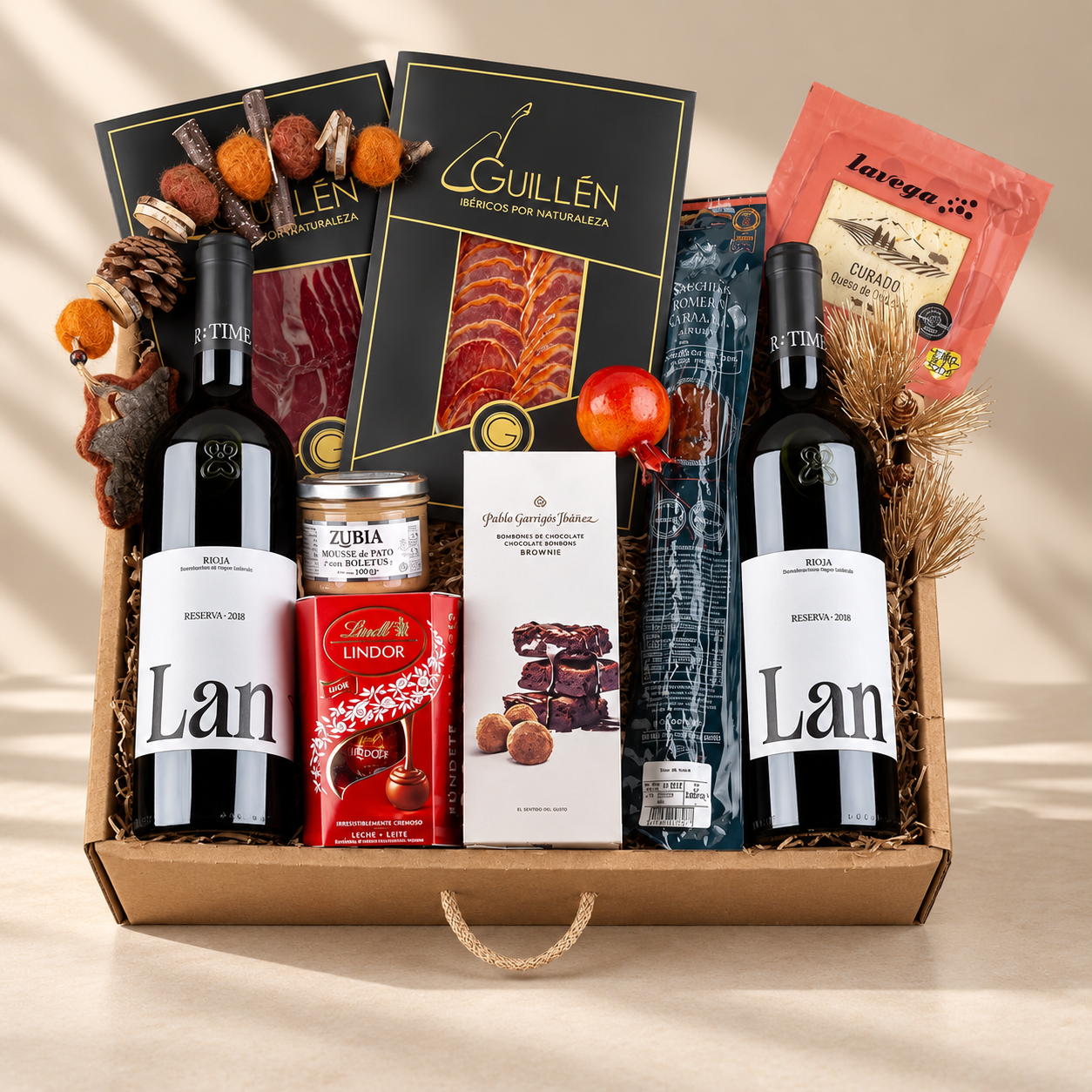 Cesta de Navidad con merchandising personalizado con logo
